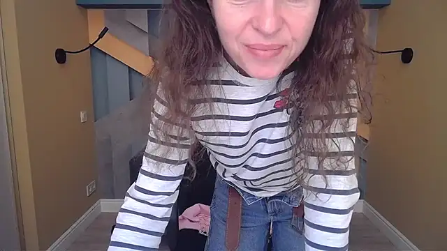 Snapshot of EllaLong chatting on December 2025 12:32:02 PM EllaLong online show from December 2025 12:32:02 PM