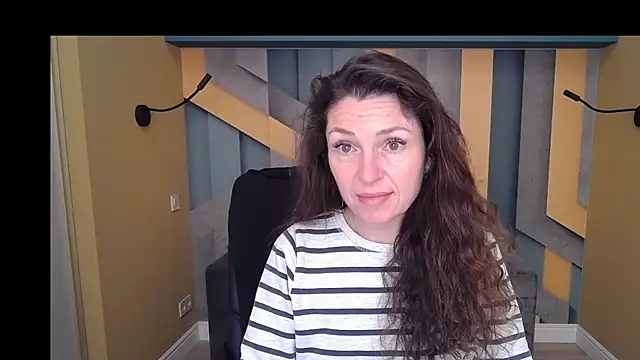 Snapshot of EllaLong chatting on December 2025 12:36:02 PM EllaLong online show from December 2025 12:36:02 PM