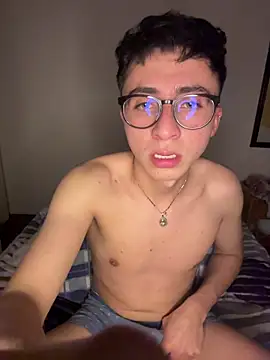 Snapshot of CamiRojas_boy chatting on May 2026 03:26:01 AM CamiRojas boy online show from May 2026 03:26:01 AM