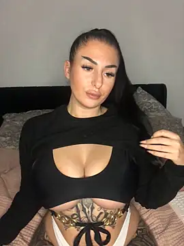 Snapshot of Mia-Bremer chatting on December 2025 12:40:02 AM Mia-Bremer online show from December 2025 12:40:02 AM