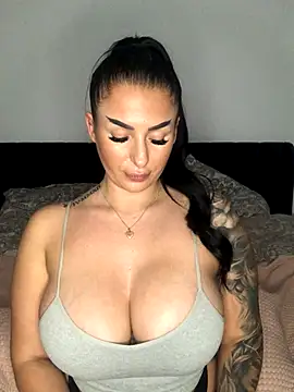 Snapshot of Mia-Bremer chatting on December 2025 08:16:02 PM Mia-Bremer online show from December 2025 08:16:02 PM