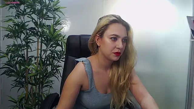 Snapshot of AvaBlue_ chatting on January 2025 04:14:02 AM AvaBlue online show from January 2025 04:14:02 AM