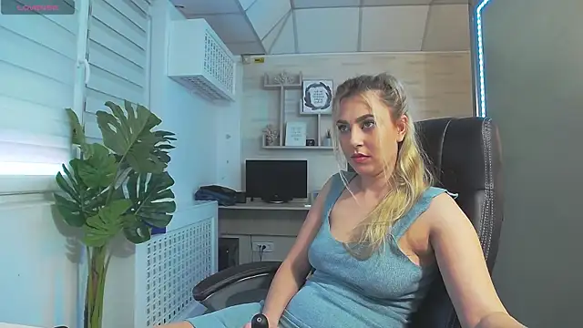 Snapshot of AvaBlue_ chatting on February 2025 09:00:01 AM AvaBlue online show from February 2025 09:00:01 AM