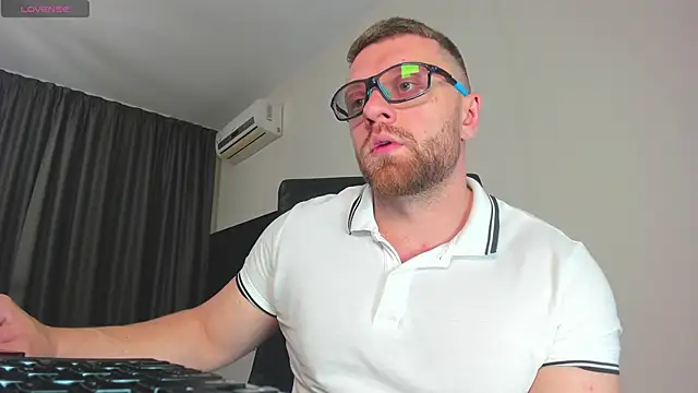 Snapshot of Findom_guy chatting on December 2025 12:32:01 PM Findom guy online show from December 2025 12:32:01 PM