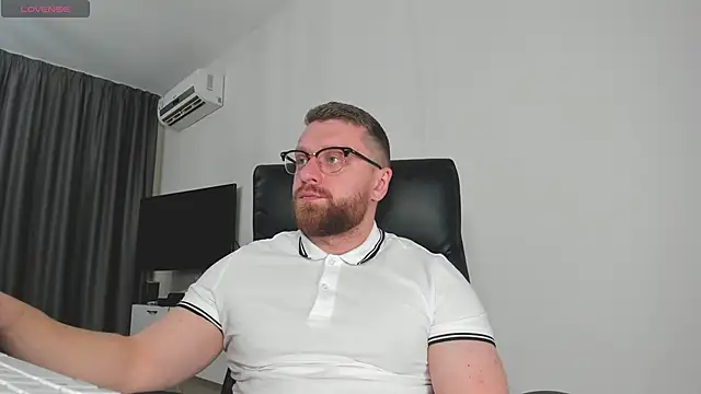 Snapshot of Findom_guy chatting on January 2026 05:39:01 PM Findom guy online show from January 2026 05:39:01 PM