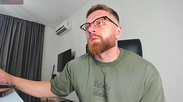 Snapshot of Findom_guy chatting on March 2026 05:37:02 PM Findom guy online show from March 2026 05:37:02 PM