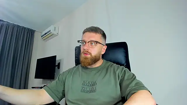 Snapshot of Findom_guy chatting on April 2026 06:17:02 PM Findom guy online show from April 2026 06:17:02 PM