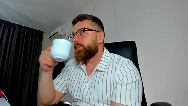 Snapshot of Findom_guy chatting on May 2026 06:27:02 PM Findom guy online show from May 2026 06:27:02 PM