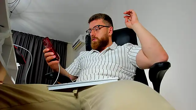 Snapshot of Findom_guy chatting on May 2026 06:02:01 PM Findom guy online show from May 2026 06:02:01 PM