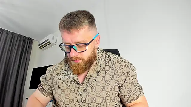 Snapshot of Findom_guy chatting on May 2026 07:39:02 AM Findom guy online show from May 2026 07:39:02 AM
