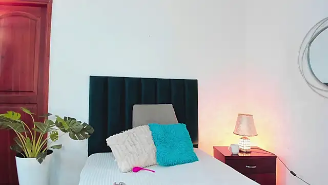 Nina Cavaali online show from December 2024 05:22:02 PM