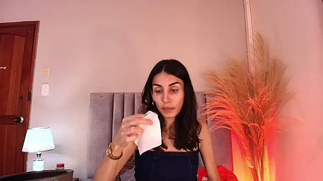 Nina Cavaali online show from November 2025 06:08:01 PM