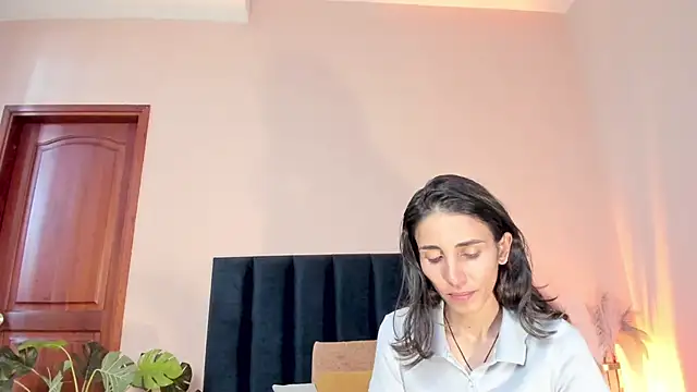 Nina Cavaali online show from November 2025 06:24:02 PM