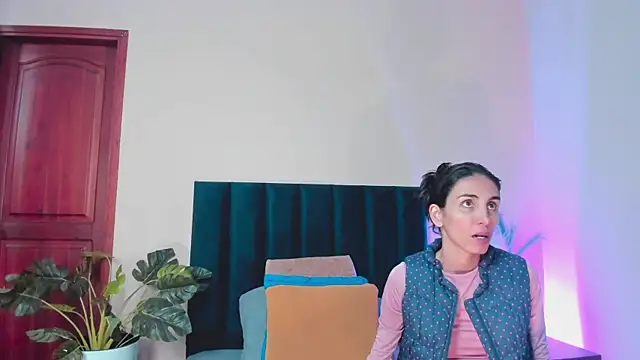 Nina Cavaali online show from November 2025 06:21:02 PM