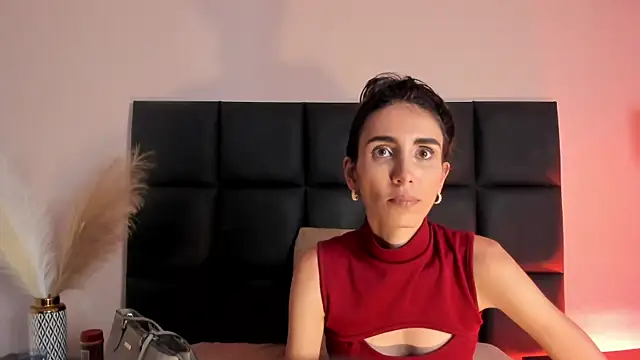 Nina Cavaali online show from December 2025 06:03:02 PM