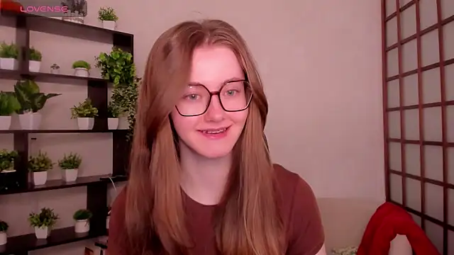 Snapshot of KateCuddle chatting on May 2026 02:18:01 AM KateCuddle online show from May 2026 02:18:01 AM