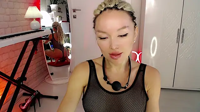 WhiteBunny online show from November 2025 02:18:02 PM