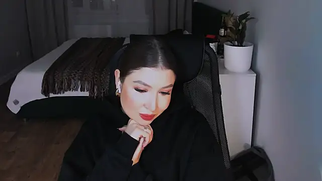 Eva Chris online show from September 2025 05:07:01 PM