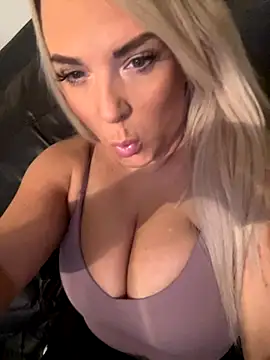 Snapshot of Bustyblondebabe32 chatting on December 2025 08:56:02 AM Bustyblondebabe32 online show from December 2025 08:56:02 AM