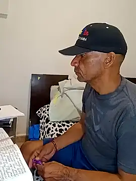 Snapshot of Daddy1972 chatting on February 2025 05:42:01 PM Daddy1972 online show from February 2025 05:42:01 PM