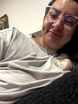 Abril Luv online show from September 2025 02:00:02 AM