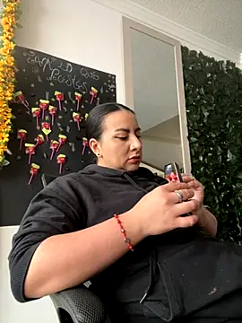 Abril Luv online show from October 2025 01:00:02 PM