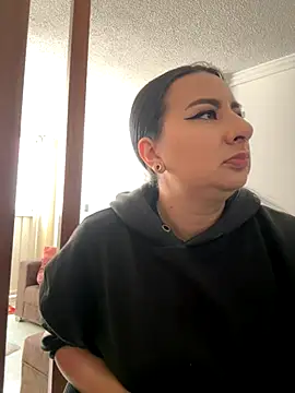 Abril Luv online show from November 2025 12:51:01 PM