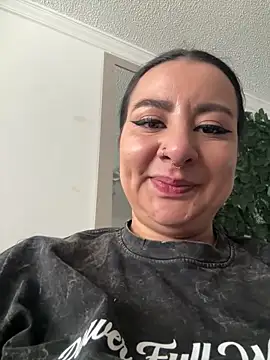 Abril Luv online show from December 2025 01:26:01 PM