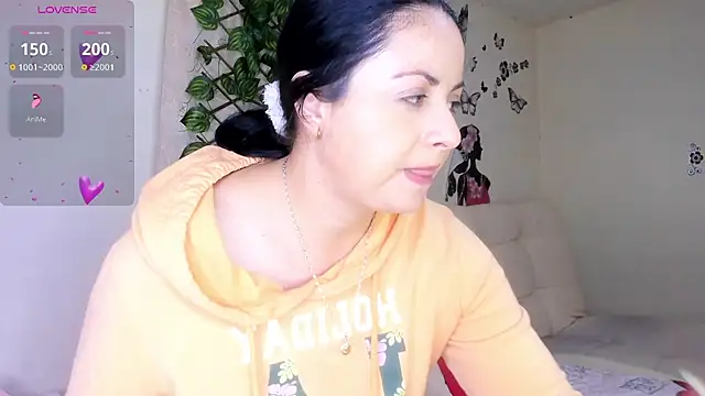 Juli Castillo8 online show from November 2025 01:11:01 PM