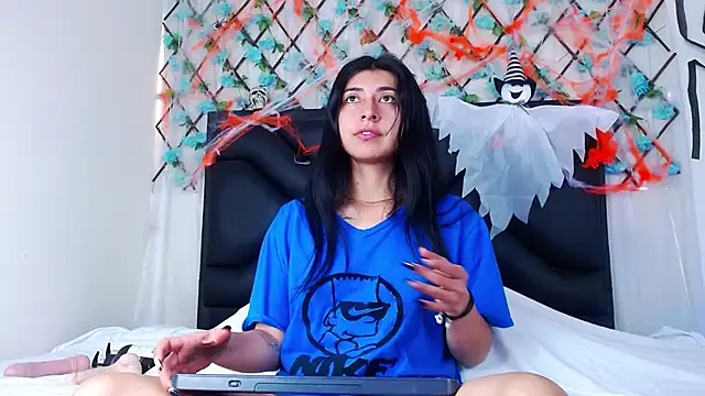 Snapshot of EmmaWilliamss chatting on October 2025 03:35:02 PM EmmaWilliamss online show from October 2025 03:35:02 PM
