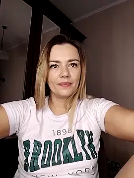 Snapshot of KrissSexi chatting on October 2025 04:42:01 AM KrissSexi online show from October 2025 04:42:01 AM