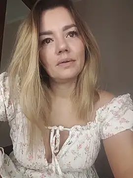 Snapshot of KrissSexi chatting on November 2025 06:24:02 AM KrissSexi online show from November 2025 06:24:02 AM