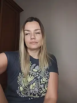 Snapshot of KrissSexi chatting on November 2025 05:40:02 AM KrissSexi online show from November 2025 05:40:02 AM