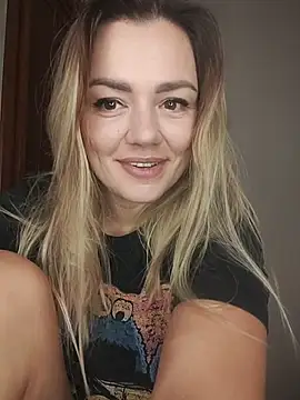 Snapshot of KrissSexi chatting on December 2025 06:43:02 AM KrissSexi online show from December 2025 06:43:02 AM