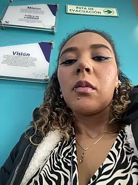 Snapshot of charlott_lens chatting on February 2025 03:09:02 PM charlott lens online show from February 2025 03:09:02 PM