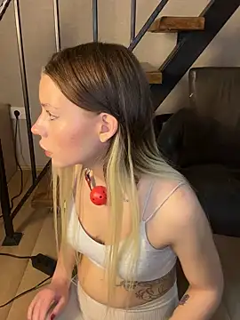 Snapshot of KittyKatyDream chatting on December 2024 04:52:01 PM KittyKatyDream online show from December 2024 04:52:01 PM