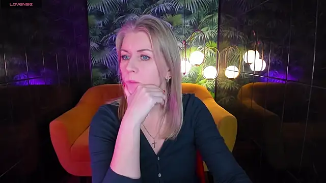 Snapshot of Annie_Light chatting on December 2024 05:48:01 AM Annie Light online show from December 2024 05:48:01 AM