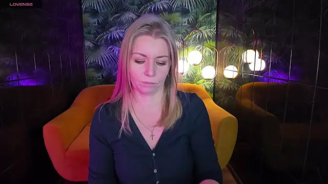 Snapshot of Annie_Light chatting on December 2024 08:55:02 AM Annie Light online show from December 2024 08:55:02 AM