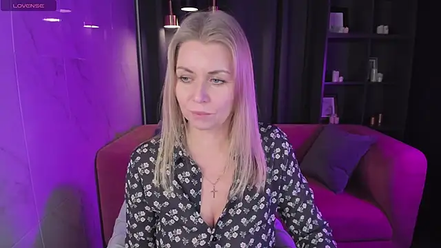Snapshot of Annie_Light chatting on December 2024 12:00:02 PM Annie Light online show from December 2024 12:00:02 PM