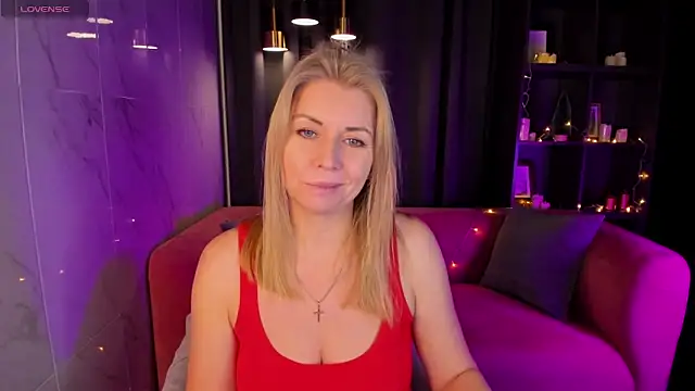 Snapshot of Annie_Light chatting on December 2024 08:51:02 AM Annie Light online show from December 2024 08:51:02 AM