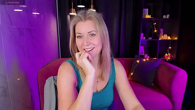 Snapshot of Annie_Light chatting on December 2024 09:06:02 AM Annie Light online show from December 2024 09:06:02 AM
