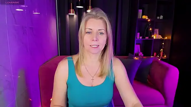 Snapshot of Annie_Light chatting on December 2024 12:12:02 PM Annie Light online show from December 2024 12:12:02 PM