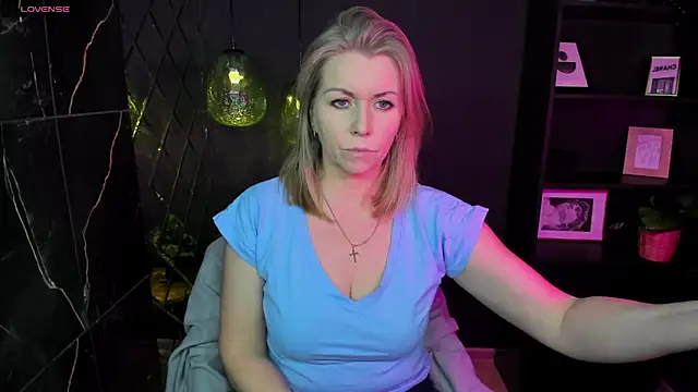 Snapshot of Annie_Light chatting on January 2025 05:45:02 AM Annie Light online show from January 2025 05:45:02 AM