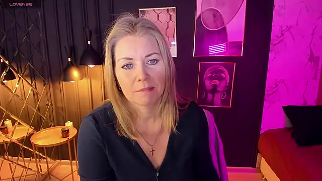 Snapshot of Annie_Light chatting on February 2025 05:42:01 AM Annie Light online show from February 2025 05:42:01 AM
