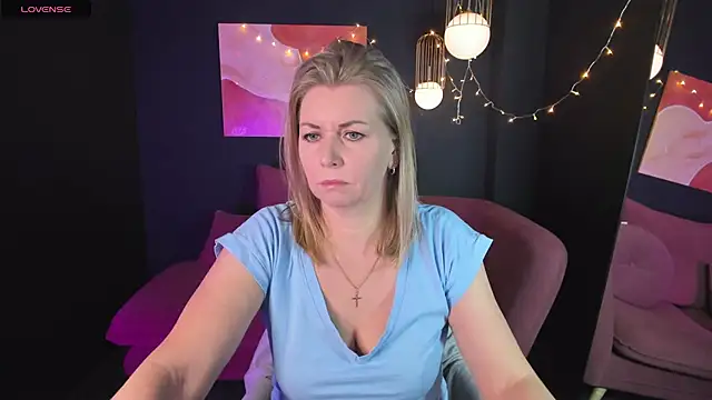Snapshot of Annie_Light chatting on February 2025 05:52:02 AM Annie Light online show from February 2025 05:52:02 AM