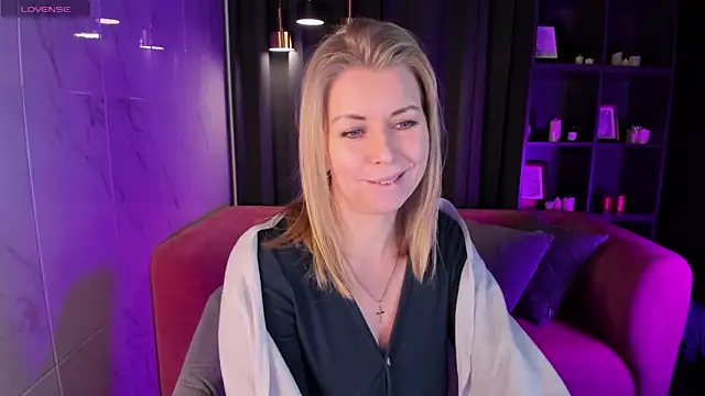 Snapshot of Annie_Light chatting on February 2025 08:48:01 AM Annie Light online show from February 2025 08:48:01 AM
