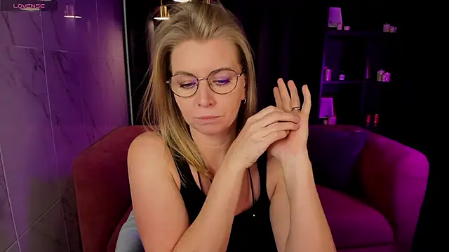 Snapshot of Annie_Light chatting on February 2025 08:53:02 AM Annie Light online show from February 2025 08:53:02 AM