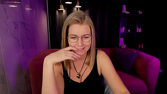 Snapshot of Annie_Light chatting on February 2025 11:58:01 AM Annie Light online show from February 2025 11:58:01 AM