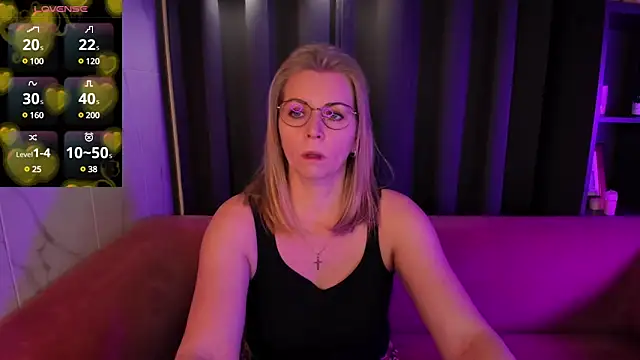 Snapshot of Annie_Light chatting on March 2025 09:07:02 AM Annie Light online show from March 2025 09:07:02 AM