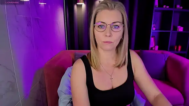 Snapshot of Annie_Light chatting on March 2025 05:40:02 AM Annie Light online show from March 2025 05:40:02 AM